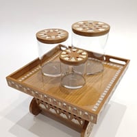 علبه ضيافه مقاس 11x11 بغطاء من خشب الجوز ومزين بالصدف صناعه يدويه  - Image 3