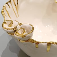 باول من السيراميك الطبيعي مقاس XL قطر ٢٠ سم وارتغاع ١٥ سم مزينه بالورود والذهبي - Image 3