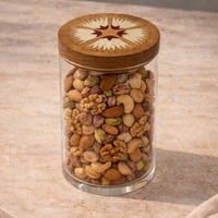 علبة ضيافه بغطاء من خشب الحوز الطبيعي مقاس  ١٢ x ٧  مزينه بالصدف الطبيعي صناعه يدويه - Image 1