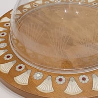 صحن صيافه مدور بغطاء قطر 40 سم من خشب الجوز الطبيعي مزينه برسمة زهره اللوتس والصدف صناعه يدويه - Image 3