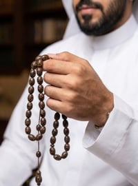 مسباح خشب قرفة طبيعي - قصة برميلية بنقوش عسيلة ورائحة عطرية | فخامة التراث الأصيل - Image 1