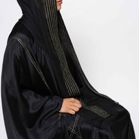 طرحه حرير طبيعي - طبقتين || بخطوط زري (ذهبي فاتح)  - صورة 1