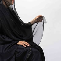 طرحه حرير طبيعي - طبقه | بخطوط زري (ذهبي فاتح)  - صورة 1