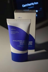 جل مائي بحمض الهيالورونيك مع حماية SPF 50+ للبشرة - 50 مل - صورة 7