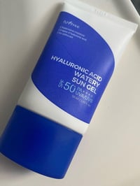 جل مائي بحمض الهيالورونيك مع حماية SPF 50+ للبشرة - 50 مل - صورة 3