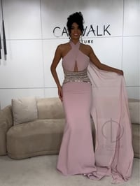 فستان سهرة بكسرات وتطريز خصر - صورة 1