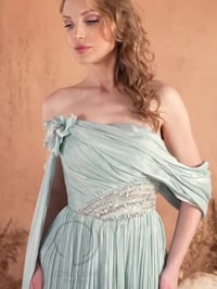 فستان سهرة بوشاح شيفون وتطريز خصر - صورة 2