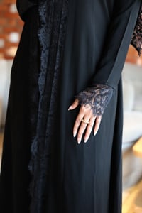 MN2602 - عباية كريب ملكي تدخيلة دانتيل - صورة 5