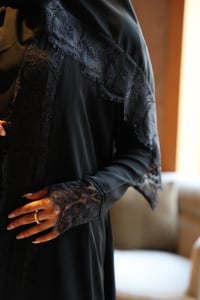 MN2602 - عباية كريب ملكي تدخيلة دانتيل - صورة 2