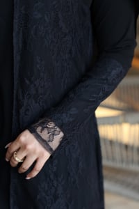MN2604 - عباية كريب ملكي تدخيلة دانتيل - صورة 5