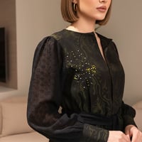 كارديغان كلاسيكي منقوش باللون الأسود والزيتي لإطلالة راقية - صورة 1