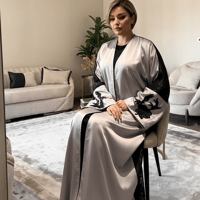 عباية سهرة فضية بتطريز أسود لامع على الأكمام  - صورة 1