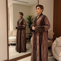 عباية ملكية من قماش الكريب بتدرجات البمبي مع نقشة رخامية - صورة 3
