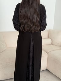 704# عباية سوداء مع دانتيل كامل الكم ومن الخلف - صورة 3