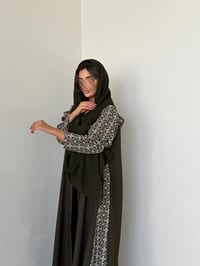 عباية كريب أنيقة بتدخيلة لنن هندي فاخرة - صورة 2
