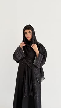 عباية طباعة: أناقة عصرية بلمسة فنية فريدة - صورة 1