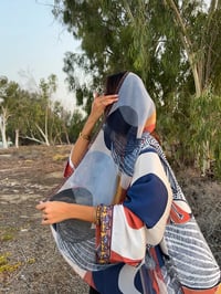 عباية مطبوعة: أناقة عصرية بلمسة فنية - صورة 5