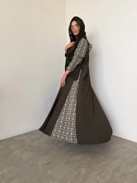 عباية كريب أنيقة بتدخيلة لنن هندي فاخرة - صورة 8