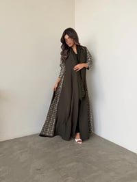 عباية كريب أنيقة بتدخيلة لنن هندي فاخرة - صورة 4
