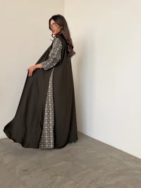 عباية كريب أنيقة بتدخيلة لنن هندي فاخرة - صورة 9