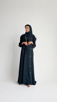 عباية نص كلوش بالليزر: أناقة عصرية بلمسة تقنية - صورة 2