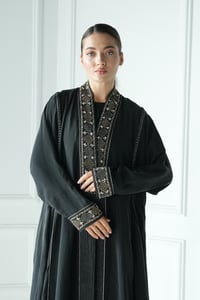 عباية كريب مغسول مع قصات كلوش ناعم و تطريز الامام و الاكمام - Image 6