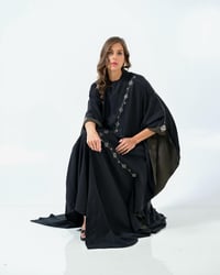 عباية حريرية مغسول بقصة فراشة وكم بروش مكس لنن شيفون لون اسود بزيتي - Image 3
