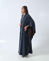 عباية حريرية مغسول بقصة فراشة وكم بروش مكس لنن شيفون لون كحلي ببني - Image 4