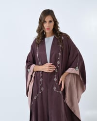 عباية حريرية مغسول بقصة فراشة وكم بروش مكس لنن شيفون لون برقندي ببنك - Image 3