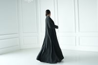 عباية كريب مغسول مع قصات كلوش ناعم و تطريز الامام و الاكمام - Image 1