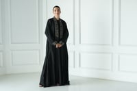 عباية كريب مغسول مع قصات كلوش ناعم و تطريز الامام و الاكمام - Image 3