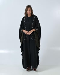 عباية حريرية مغسول بقصة فراشة وكم بروش مكس لنن شيفون لون اسود بزيتي - Image 1