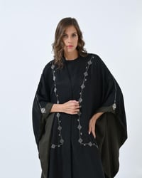 عباية حريرية مغسول بقصة فراشة وكم بروش مكس لنن شيفون لون اسود بزيتي - Image 2