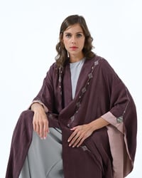 عباية حريرية مغسول بقصة فراشة وكم بروش مكس لنن شيفون لون برقندي ببنك - Image 6