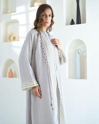 عباية بقماش اللنن الأوروبي محيوك لون موف فاتح - Image 3