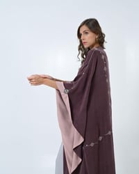 عباية حريرية مغسول بقصة فراشة وكم بروش مكس لنن شيفون لون برقندي ببنك - Image 5