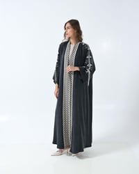 عباية انيقة قصة نص بشت حرير مغسول أوروبي لون أسود باهت مع تطريز تراثي - Image 3
