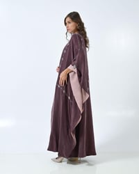 عباية حريرية مغسول بقصة فراشة وكم بروش مكس لنن شيفون لون برقندي ببنك - Image 4