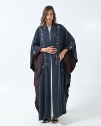 عباية حريرية مغسول بقصة فراشة وكم بروش مكس لنن شيفون لون كحلي ببني - Image 1