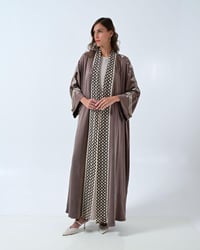 عباية أنيقة قصة نص بشت حرير مغسول أوروبي لون بني فاتح مع تطريز تراثي - Image 2