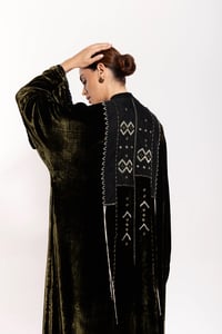 Diriyah Zeeti Velvet & Black Washed Silk Abaya - Image 3
