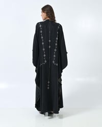 عباية حريرية مغسول بقصة فراشة وكم بروش مكس لنن شيفون لون اسود بزيتي - Image 5
