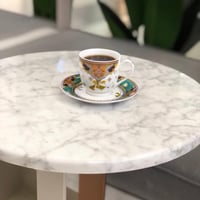 كوب قهوة مع الصحن ذهبي وبنفسجي - صورة 1