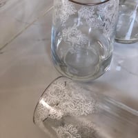 طقم كاسات زجاج تركي بنقش دانتيل فضي - صورة 2