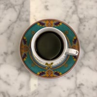 كوب قهوة مع الصحن ذهبي وبنفسجي - صورة 2
