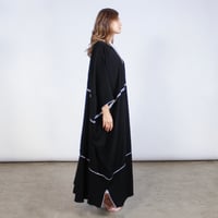 كريب اسود مع تطريز ابيض - Image 3