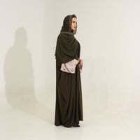 كريب زيتوني مع أكمام مطرزه - Image 2