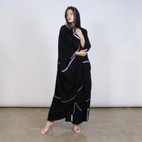 كريب اسود مع تطريز ابيض - Image 1