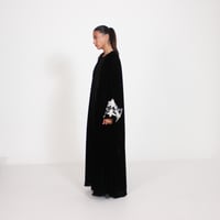 مخمل أسود مع تطريز ابيض - Image 2