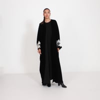 مخمل أسود مع تطريز ابيض - Image 3